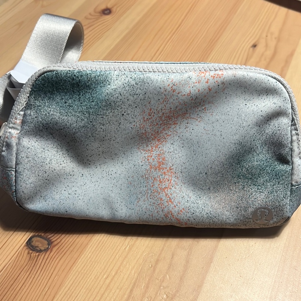 Lululemon belt bag NWT spray camo mini silver blue multi /dove gray